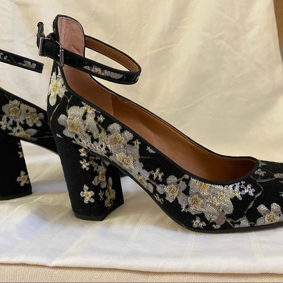 Franco Sarto Tapestry ankle strap pumps.  Size 8, 3.5”heels. Perfect condition - Picture 3 of 10